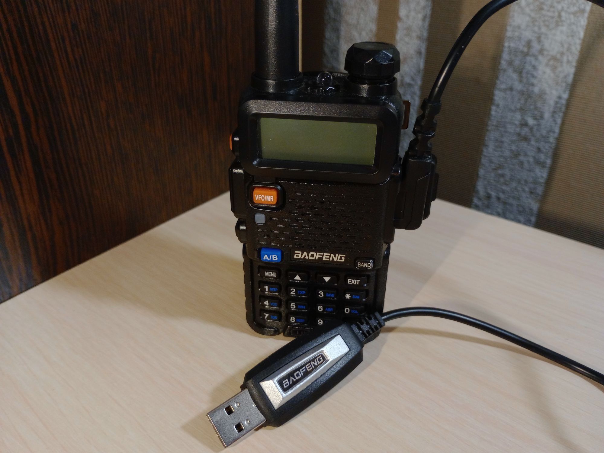 Baofeng UV-5R с кабелем для программирования рации